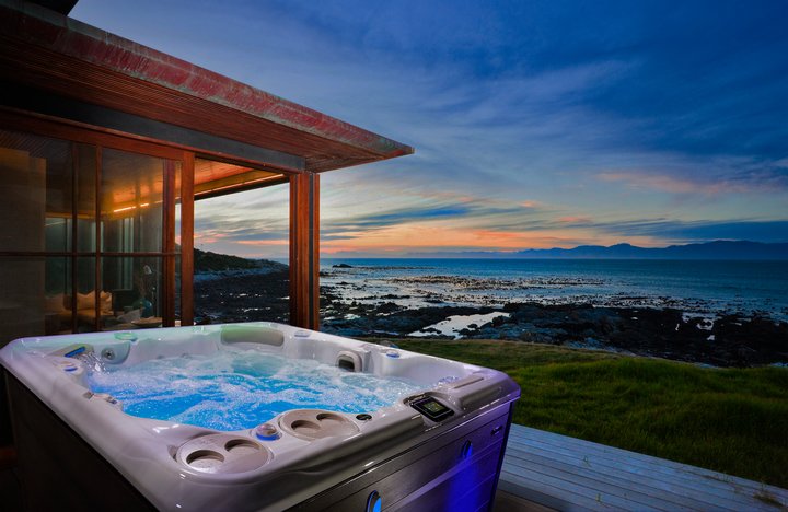 Hot tub in back yard